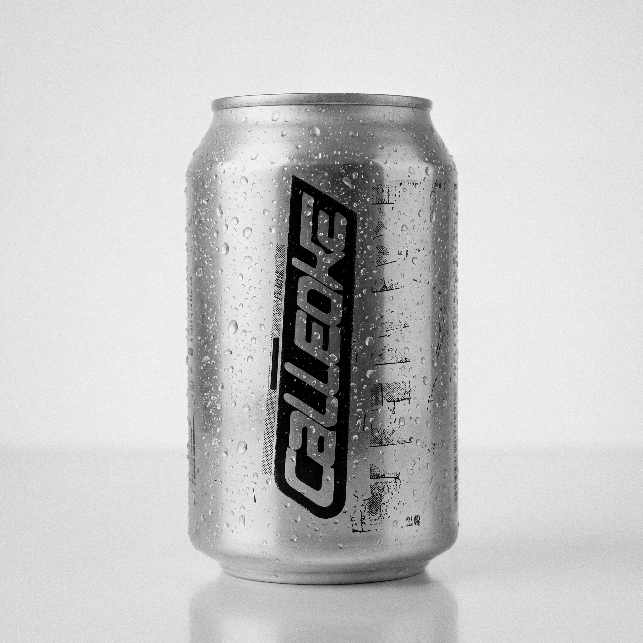 Dive Bar Plate 01 – upright raw-silver Calleoke aluminium can with condensation droplets, vertical black-ground wordmark and halftone diagram print on a white studio sweep.